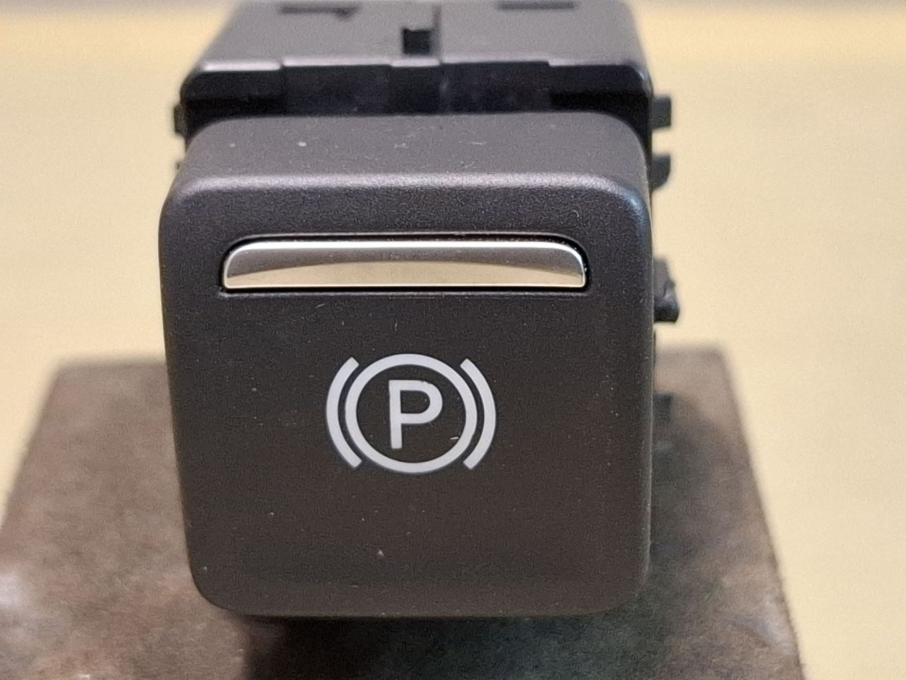 кнопка ручного тормоза (ручника) Chevrolet Blazer 3 поколение 2019, 3.6 л., бензин, АКПП, белый, полный привод - фото №1