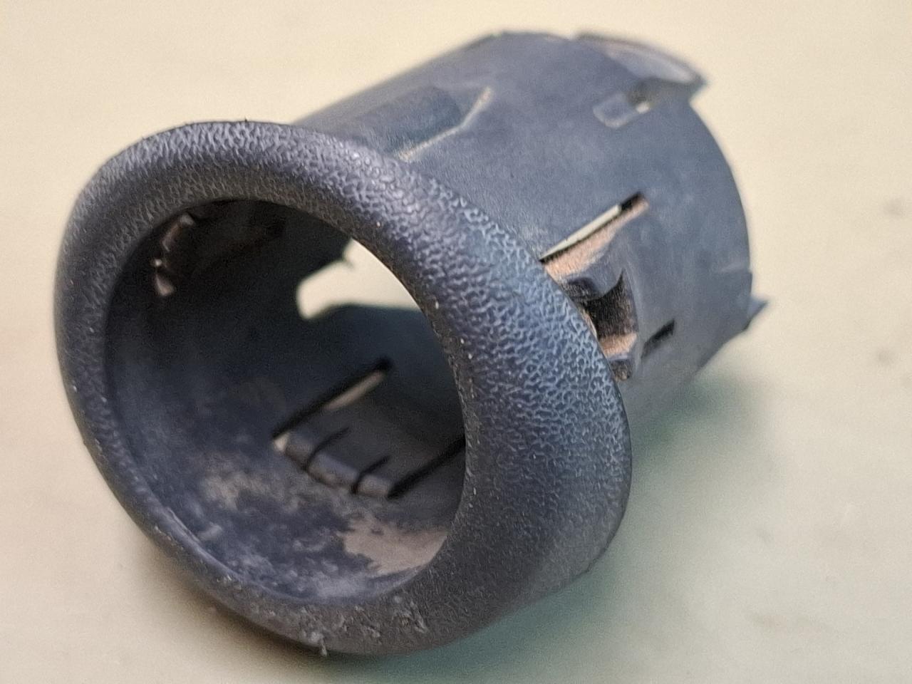 крепление парктроника Volvo XC90 1 поколение 2004, 2.9 л., бензин, АКПП, серебристый, универсал, правый руль - фото №1