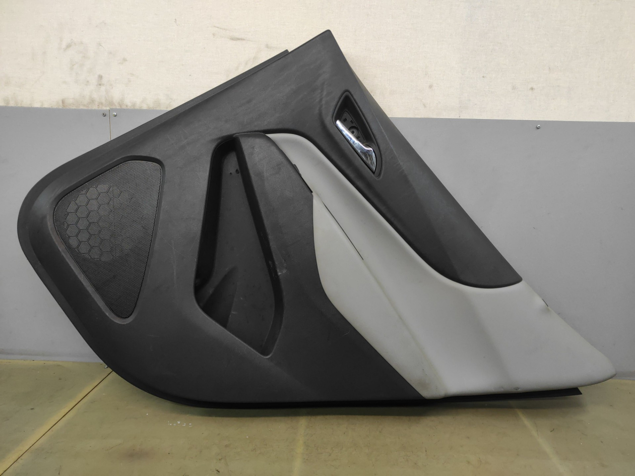 обшивка двери задняя правая Chevrolet Equinox 3 поколение 2018, 1.5 л., бензин, АКПП, серый 139х, минивэн, передний привод - фото №1