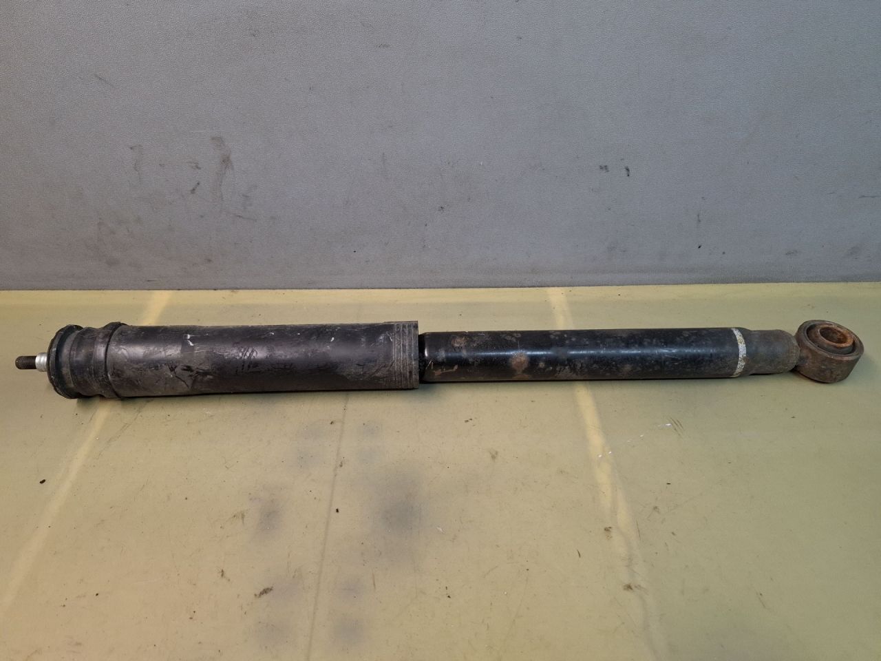 амортизатор задний левый Toyota Sienna 3 поколение 2011, 3.5 л., 2GR-FE, бензин, АКПП, серый, передний привод - фото №1