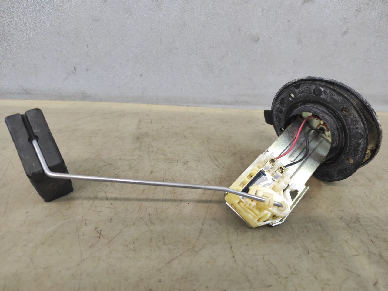 датчик уровня топлива Suzuki Kizashi 1 поколение 2012, 2.4 л., J24B, бензин, АКПП, красный, седан, полный привод - фото №1