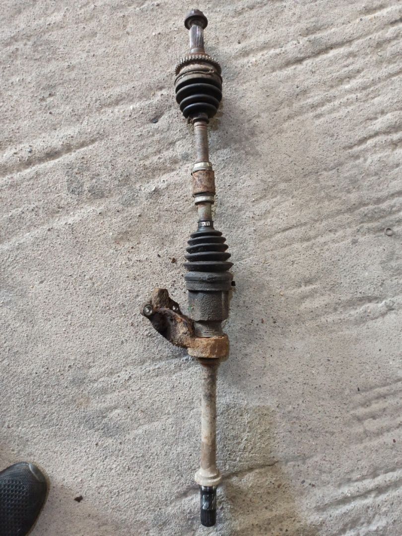полуось передняя правая (приводной вал, ШРУС) Mazda 323F BJ 2000, 2.0 л., RF3F, дизель, МКПП, хетчбэк 5 дв., передний привод - фото №1