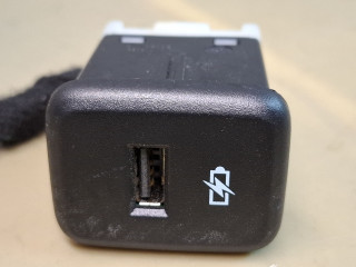 разъем AUX / USB Chevrolet Traverse 2 поколение [рестайлинг] 2022, 3.6 л., бензин, АКПП, белый, внедорожник 5 дв., полный привод, 13527225