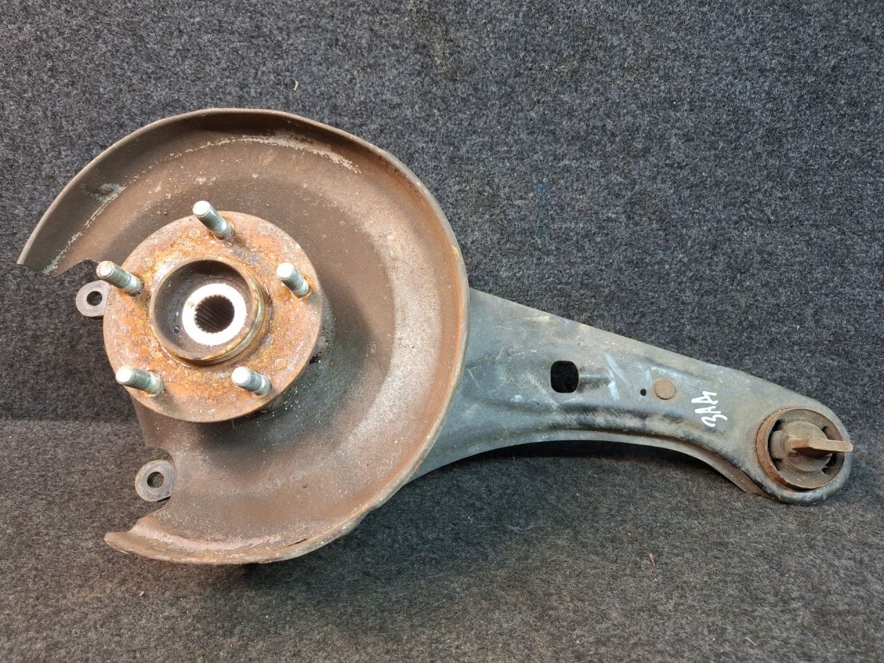 кулак задний левый Mitsubishi ASX 1 поколение 2012, 2.0 л., 4B11, бензин, АКПП, черный, внедорожник 5 дв., полный привод - фото №1