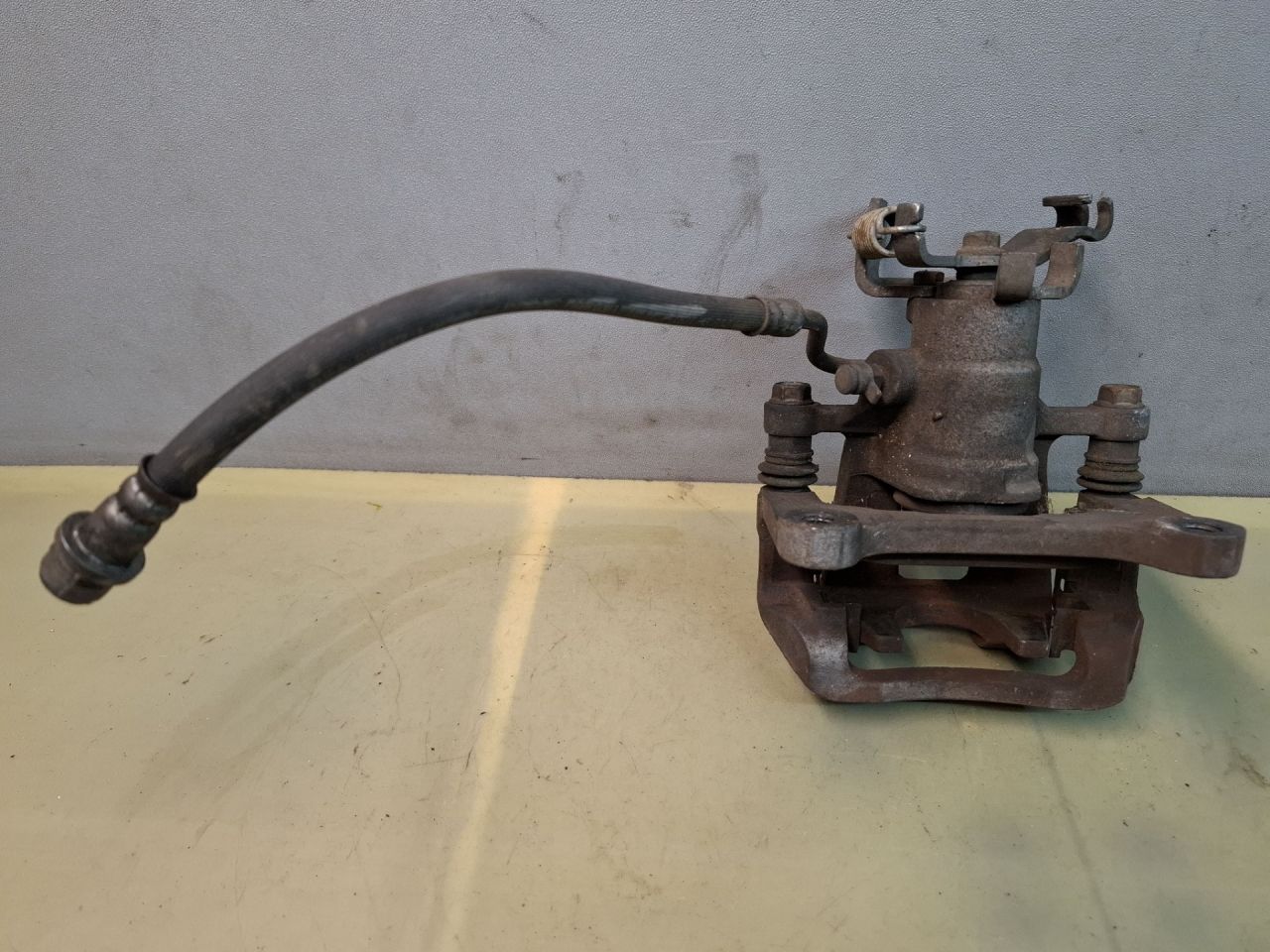 суппорт задний левый Chevrolet Malibu 9 поколение 2018, 1.5 л., бензин, АКПП, бордовый, передний привод, 23411907 - фото №1