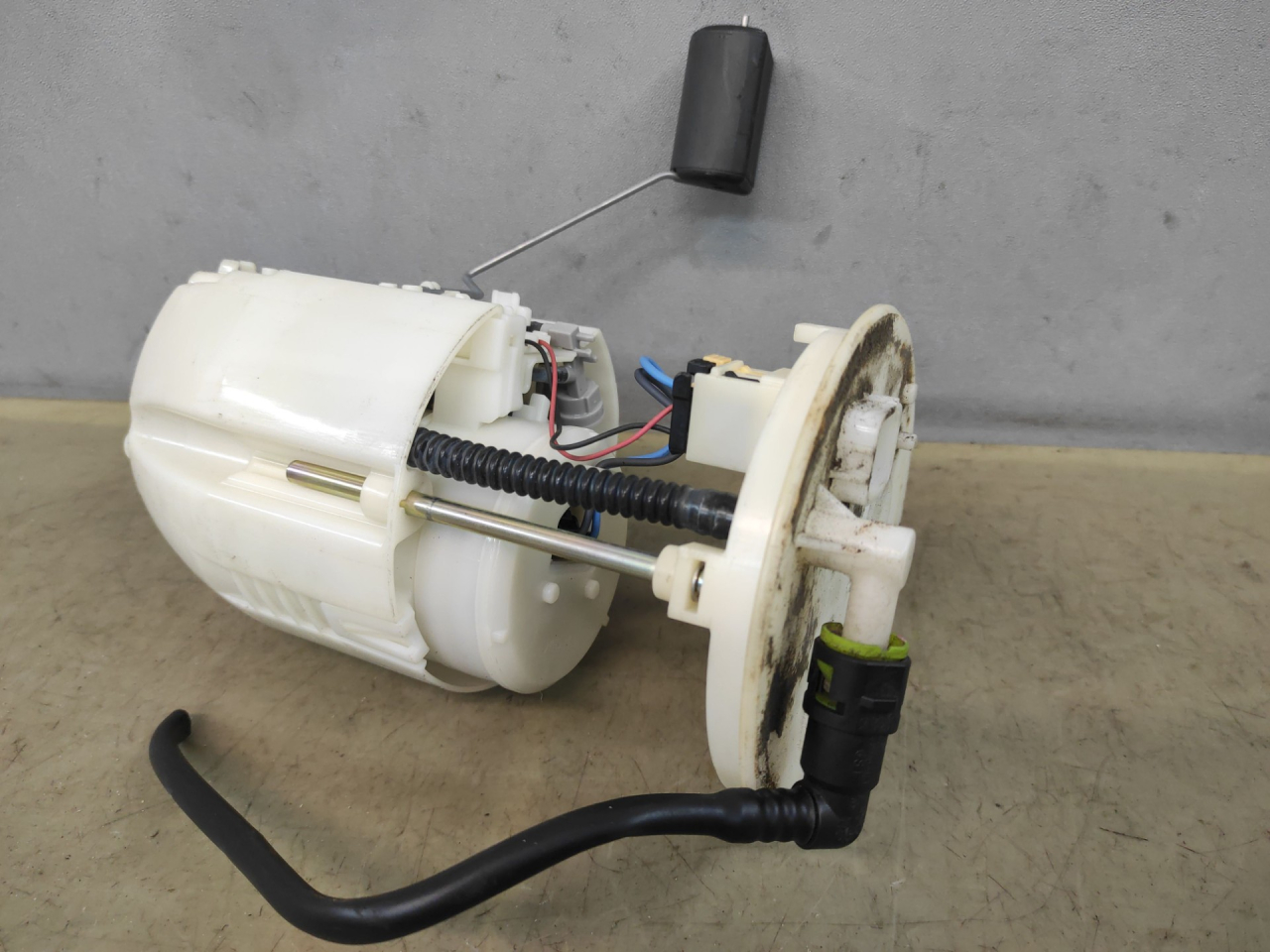 насос топливный Suzuki Kizashi 1 поколение 2012, 2.4 л., J24B, бензин, АКПП, красный, седан, полный привод - фото №1