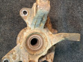 кулак поворотный правый Mazda 323F BJ 2000, 2.0 л., RF3F, дизель, МКПП, хетчбэк 5 дв., передний привод - фото №5