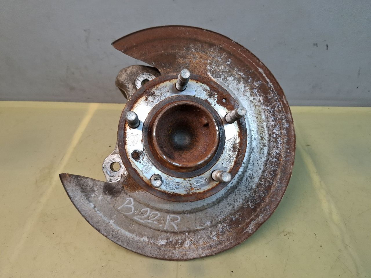 кулак задний правый Chevrolet Malibu 9 поколение 2018, 1.5 л., бензин, АКПП, бордовый, передний привод, 22949387 - фото №1