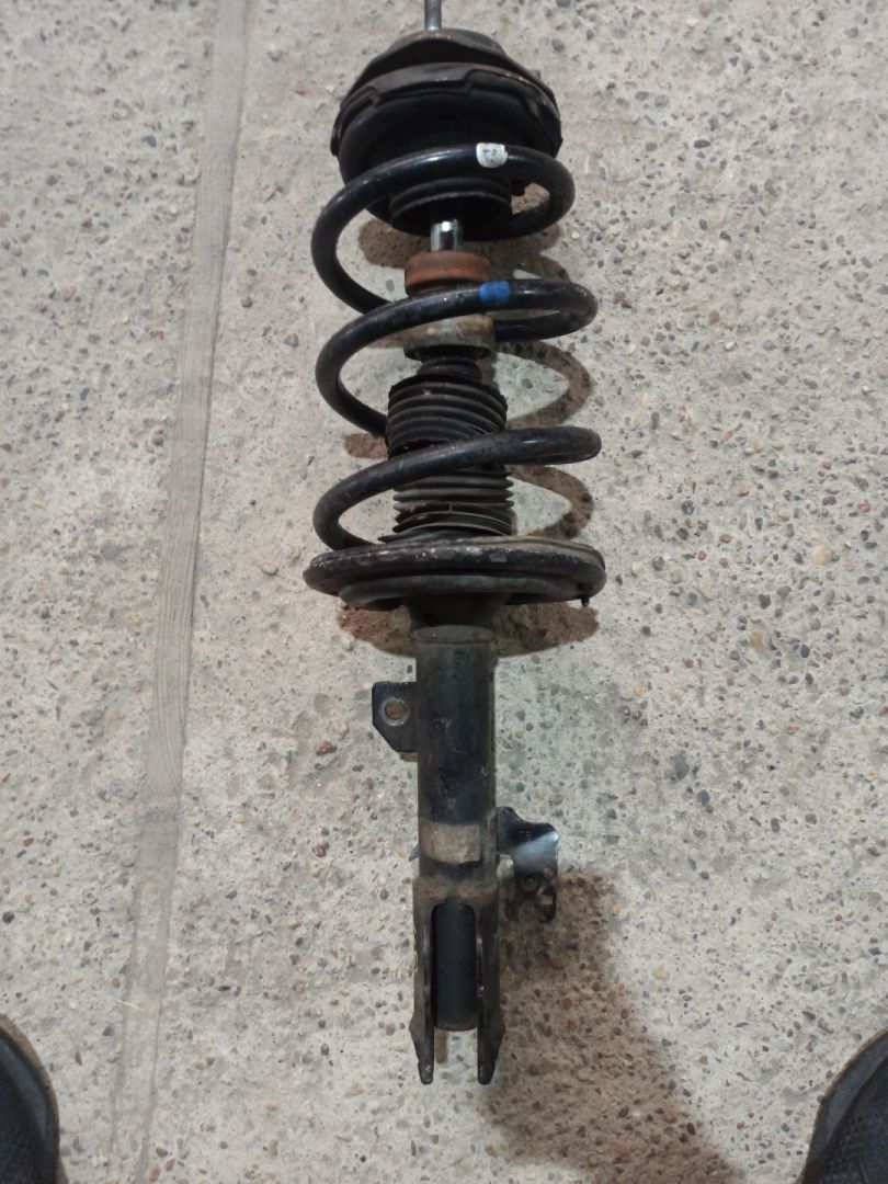 амортизатор подвески Toyota Sienna 3 поколение 2011, 3.5 л., 2GR-FE, бензин, АКПП, серый, передний привод - фото №1