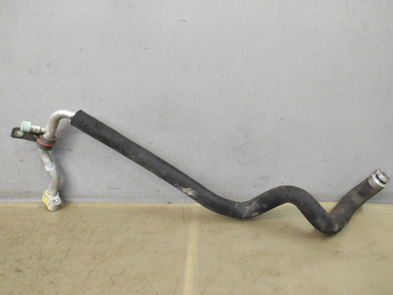 трубка кондиционера Suzuki Kizashi 1 поколение 2012, 2.4 л., J24B, бензин, АКПП, красный, седан, полный привод, 9574157L00 - фото №1