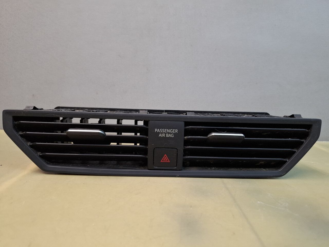 дефлектор обдува салона Volkswagen Jetta 7 поколение 2021, 1.4 л., бензин, АКПП, серый, передний привод, 17B.819.728.A - фото №1