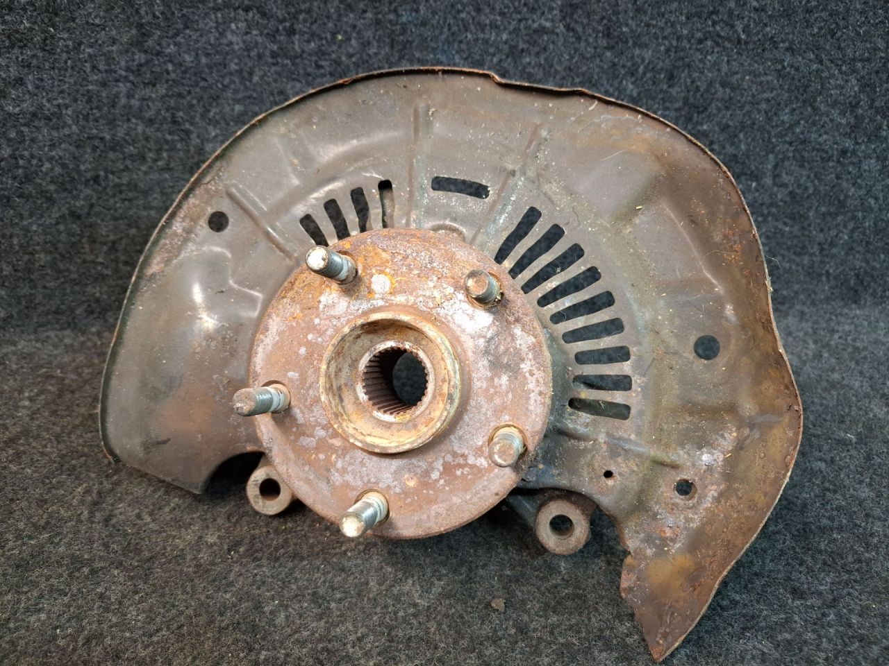 кулак поворотный правый Toyota Sienna 3 поколение 2011, 3.5 л., 2GR-FE, бензин, АКПП, серый, передний привод - фото №1