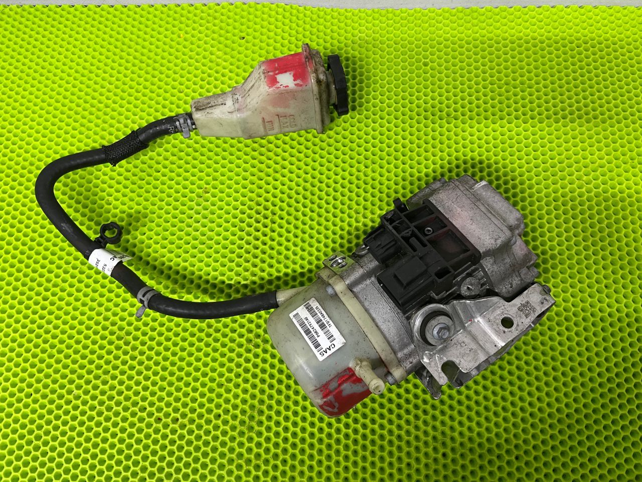 насос гидроусилителя руля Jeep Wrangler 4 поколение 2019, 2.0 л., бензин, 68247931AD - фото №1