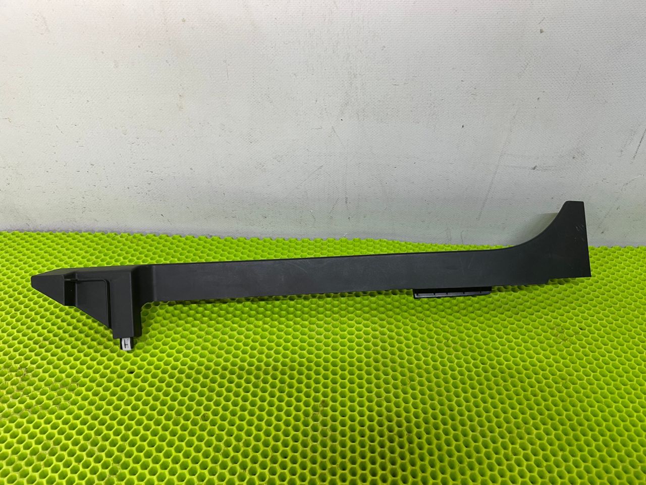 обшивка стойки центральной левой Jeep Wrangler 4 поколение 2019, 2.0 л., бензин, 652263627, 6MW39TRMA, 6MW39TX7AC - фото №1