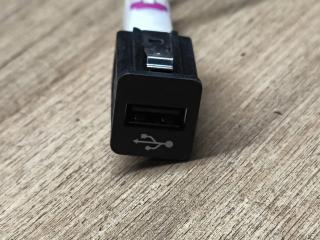 разъем AUX / USB BMW 5 серия F07/F10/F11 2011, 3.0 л., N57 D30 A, дизель, АКПП, хетчбэк 5 дв., 9237656