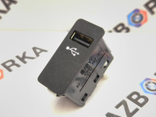разъем AUX / USB BMW i3 L01 [рестайлинг] I01 2018, электро, c32, задний привод, 6820397