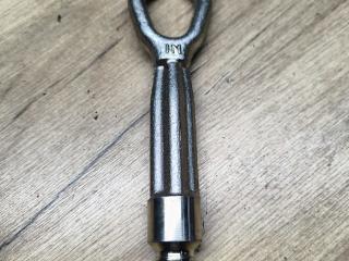 крюк буксировочный BMW 1 серия F40 2023, 1.5 л., B37 C15 A, дизель, skyscraper grau metallic (c4w), хетчбэк 5 дв., передний привод, 7953893