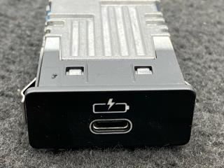 разъем AUX / USB BMW M2 G87 2024, 3.0 л., S58B30A, бензин, brooklyn grau metallic (c4p), купе, задний привод, правый руль, 84105A84161, 5A84161