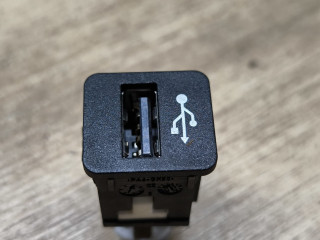 разъем AUX / USB BMW 5 серия G30/G31 G30 2017, 3.0 л., B57 D30 A, дизель, АКПП, a300, седан, полный привод, 9229294