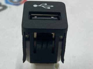 разъем AUX / USB BMW M5 F90 2019, 4.4 л., S63 B44 B, бензин, АКПП, c28, седан, полный привод, 9229294