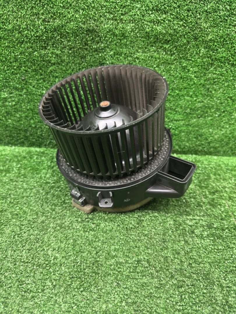 моторчик печки BMW 5 серия G30/G31 G30 2018, 4.4 л., N63 B44 C, бензин, АКПП, carbonschwarz metallic (416), седан, 6836881, 64116836881 - фото №1