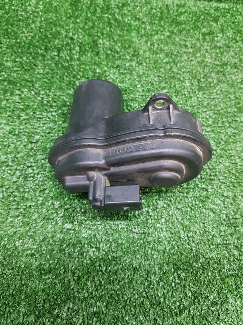 электроручник BMW 5 серия G30/G31 G30 2018, 4.4 л., N63 B44 C, бензин, АКПП, carbonschwarz metallic (416), седан, 6870567, 34216870567 - фото №1