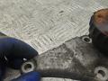 кронштейн (крепление) Skoda Superb 1 поколение 2006, 2.8 л., бензин, АКПП, седан, 8D0199343J - фото №4