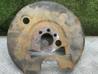 защитный кожух тормозного механизма Volkswagen Passat B4 1995, 2.0 л., бензин, МКПП, универсал