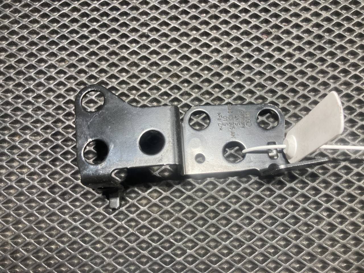 кронштейн (крепление) Audi A5 F5 2017, 2.0 л., бензин, АКПП, лифтбэк, 8W0121305AH - фото №1