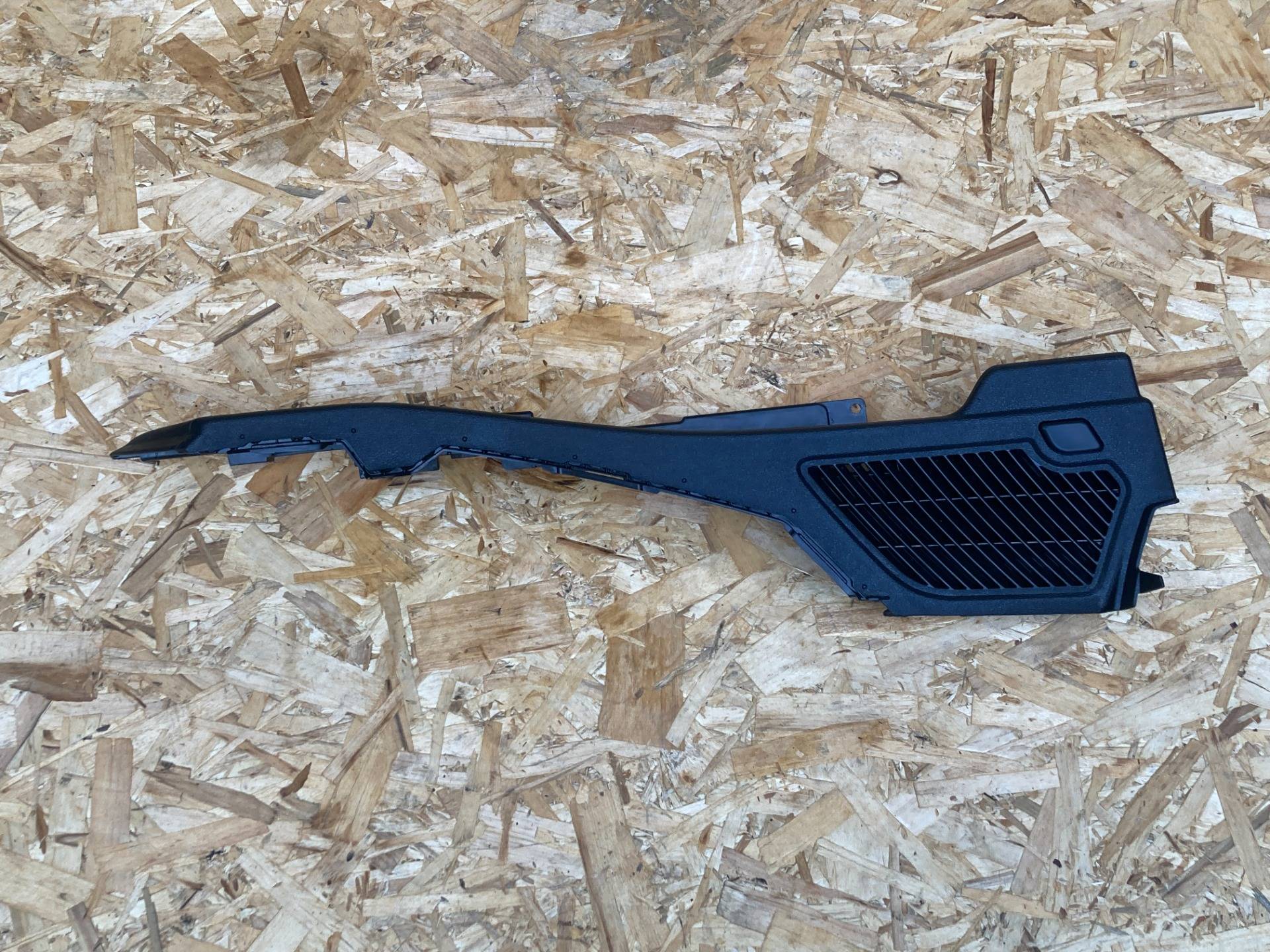 Направляющая шторки багажника (салазки) правая BMW X5 F15 2018 OEM 7284280