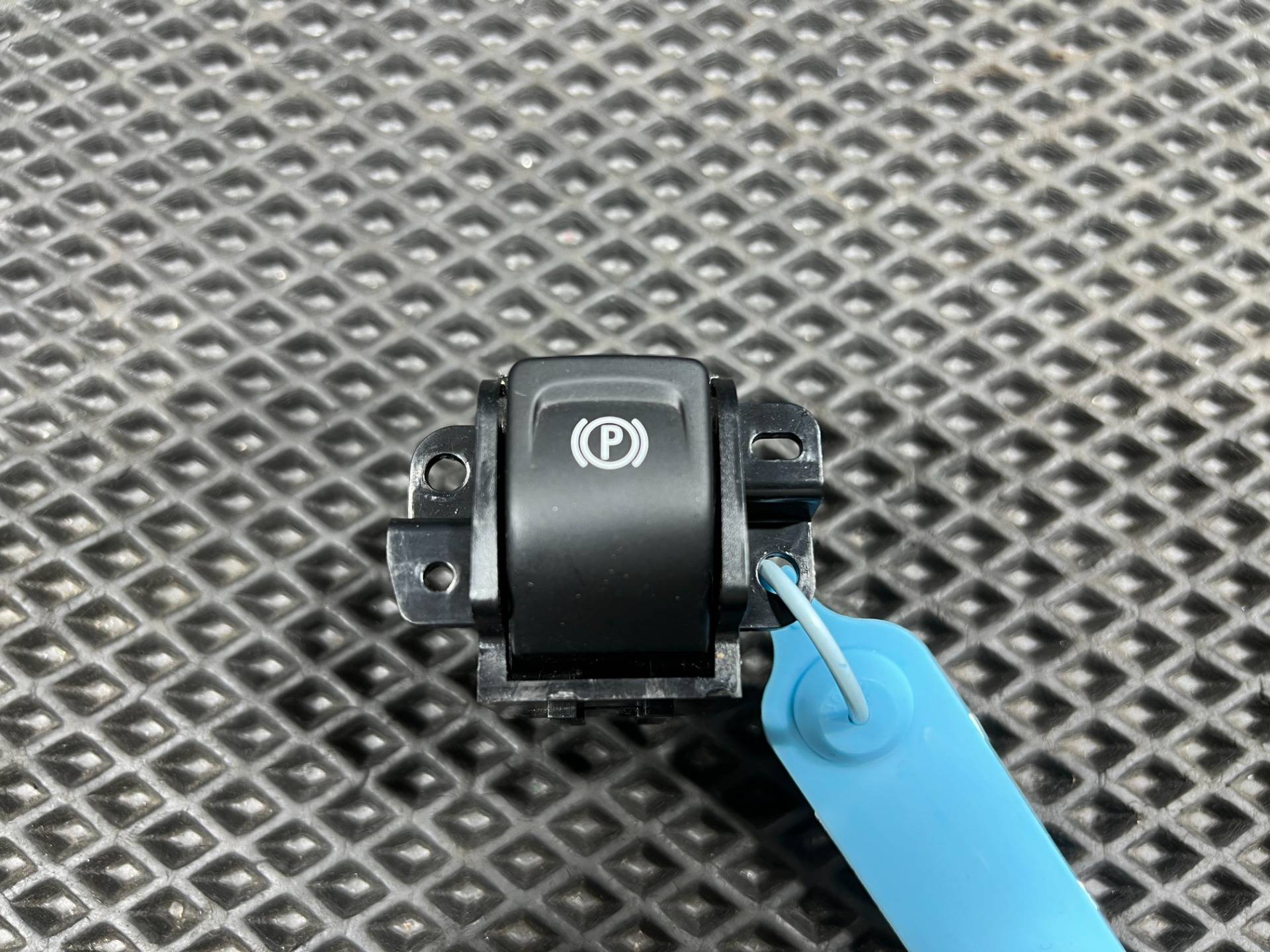 Кнопка ручного тормоза (ручника) Buick Encore GX рестайлинг 2022 OEM 22894663, 42603005