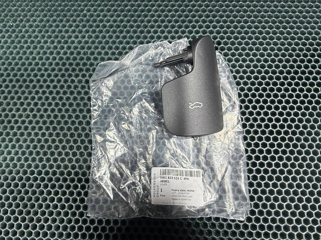 Ручка открывания капота Audi A4 B9 2021 OEM 8W1823533C