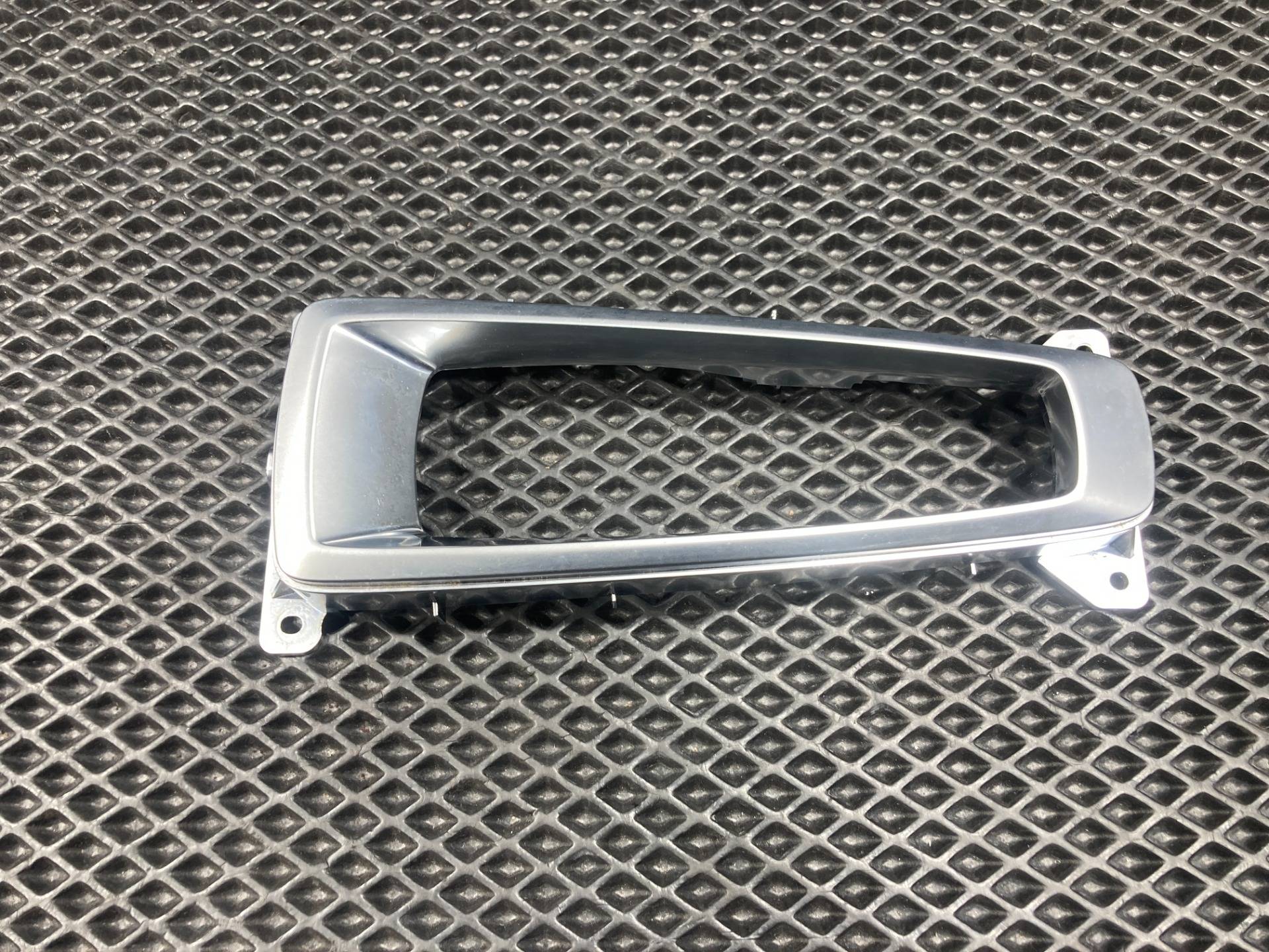 Рамка (накладка) рычага КПП BMW X6 F16 2018 OEM 51169252113
