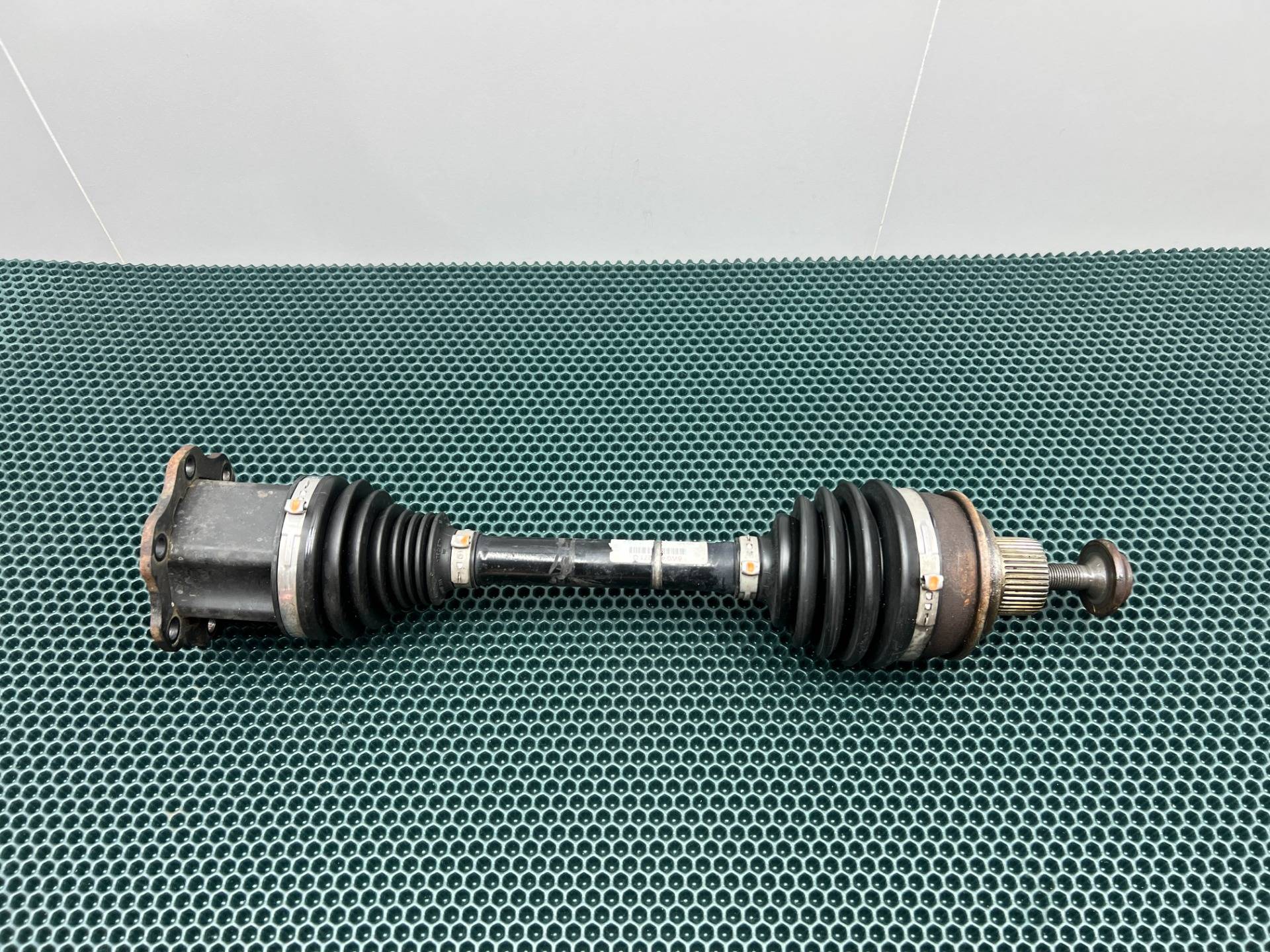 Полуось передняя (приводной вал, ШРУС) Audi A4 B9 2017 OEM 8W0407271Q