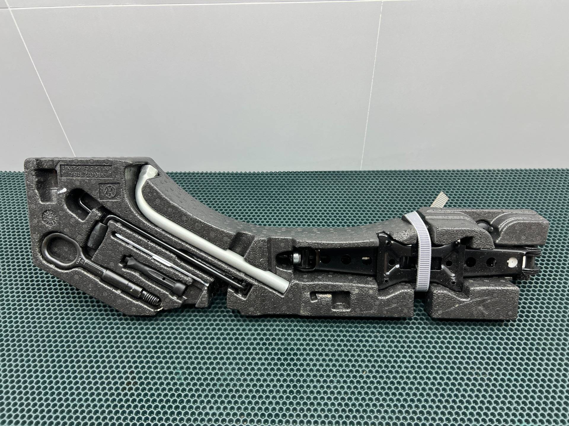 Домкрат Volkswagen Arteon 2019 OEM 3G0012115L