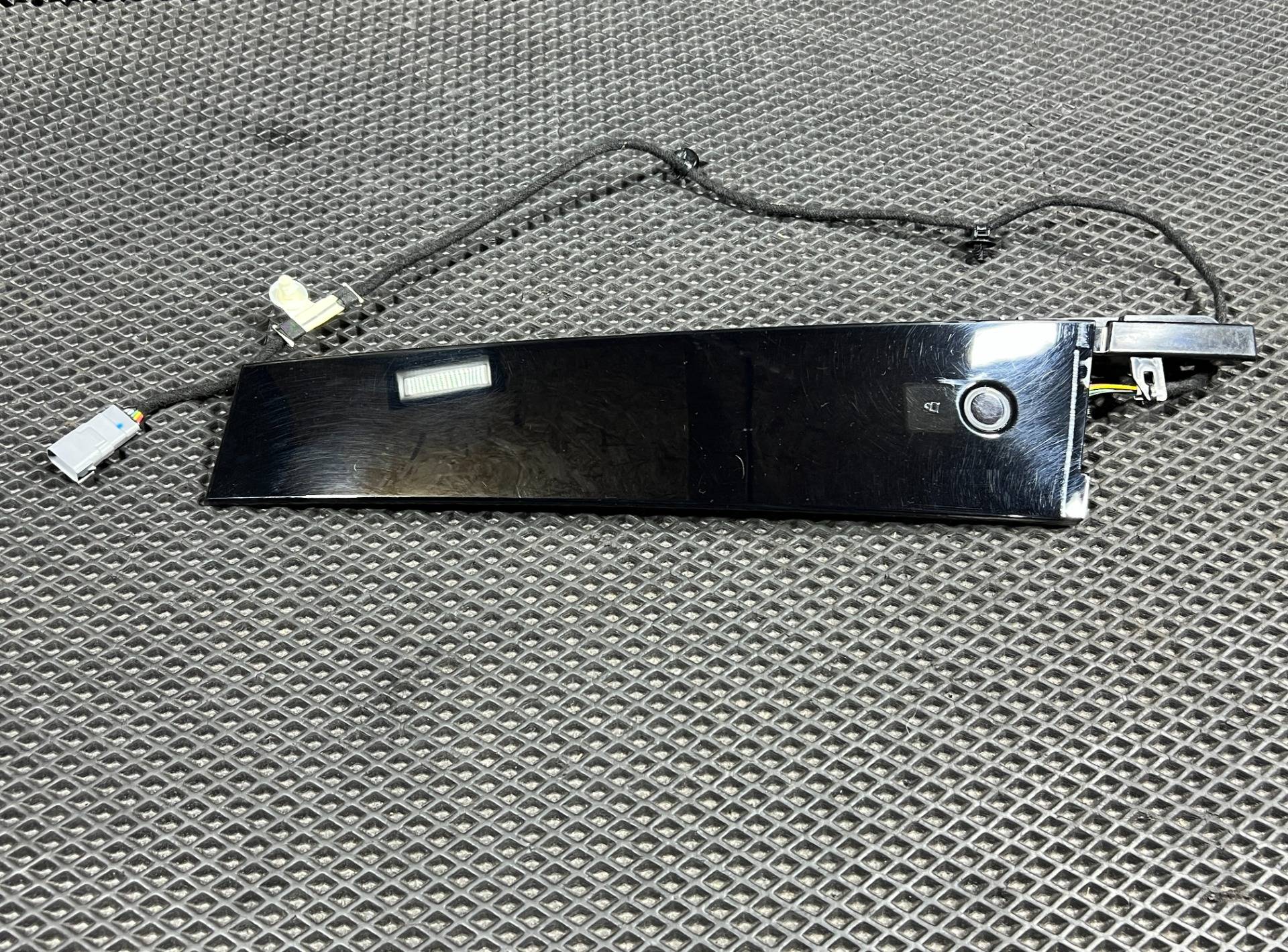 Молдинг двери передней правой Ford Mustang Mach-E 2023 OEM LJ8B-0R20898-BGW