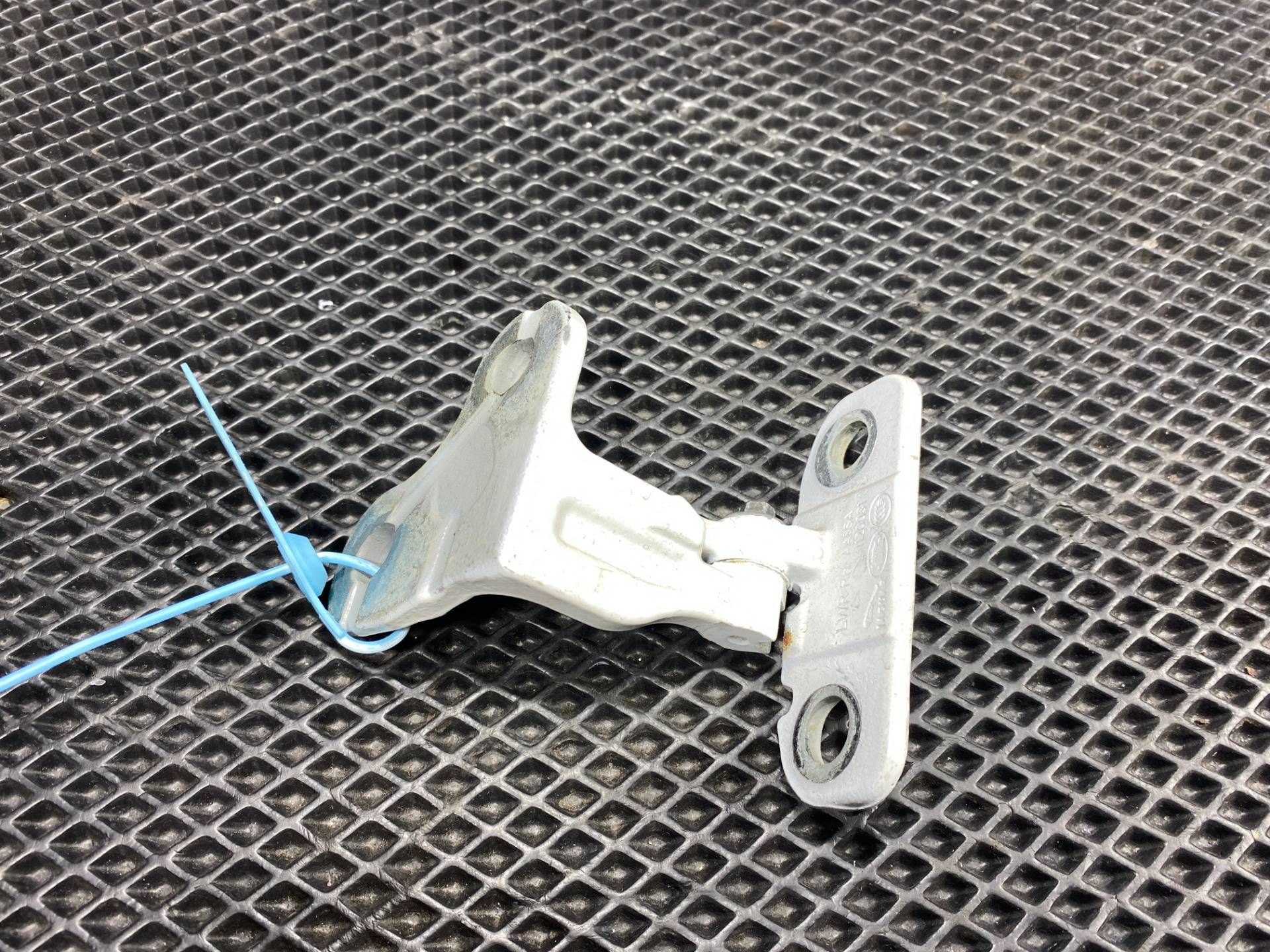 петля двери правой Land Rover Range Rover 4 2019 OEM CPLA228A64AD, LR036575, LR056358, LR073595, T4N2595