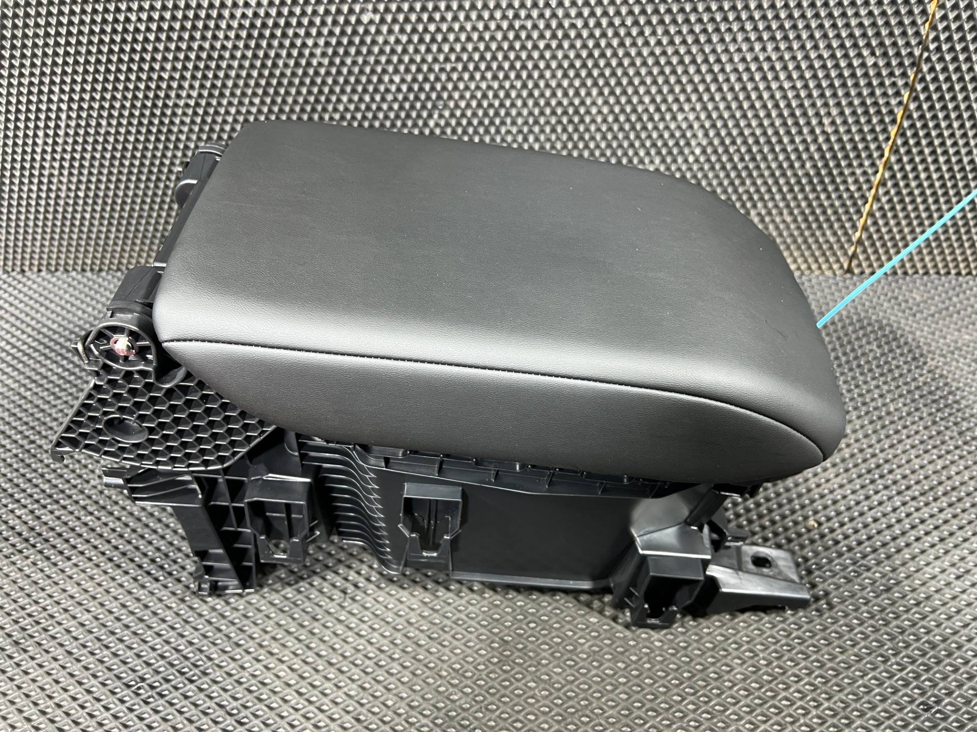 Подлокотник Honda Accord 11 поколение 2025 OEM 8340030A, 8340330A