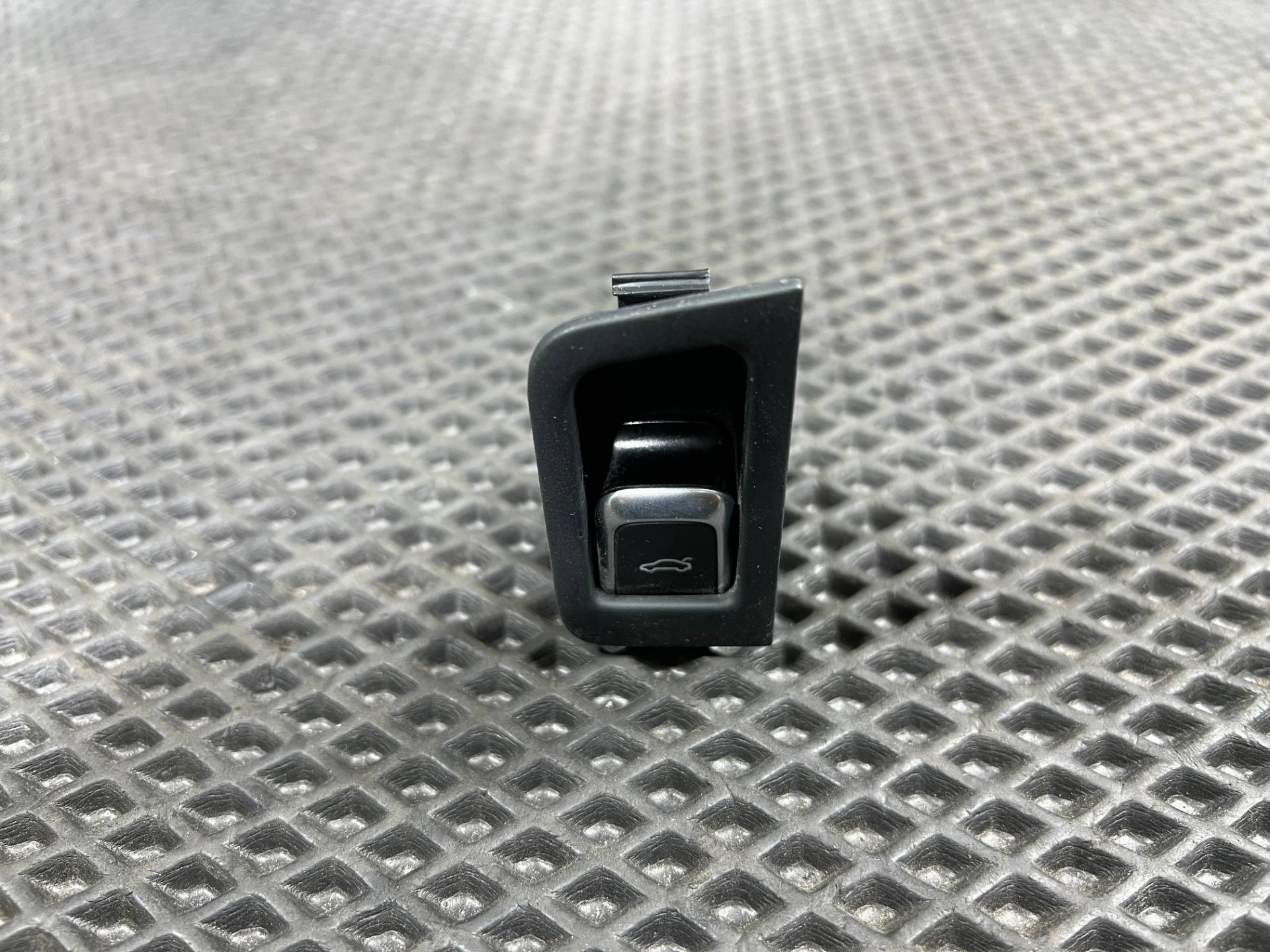 Кнопка открытия багажника Audi A7 4G 2015 OEM 4H0959831B, 4G8959829