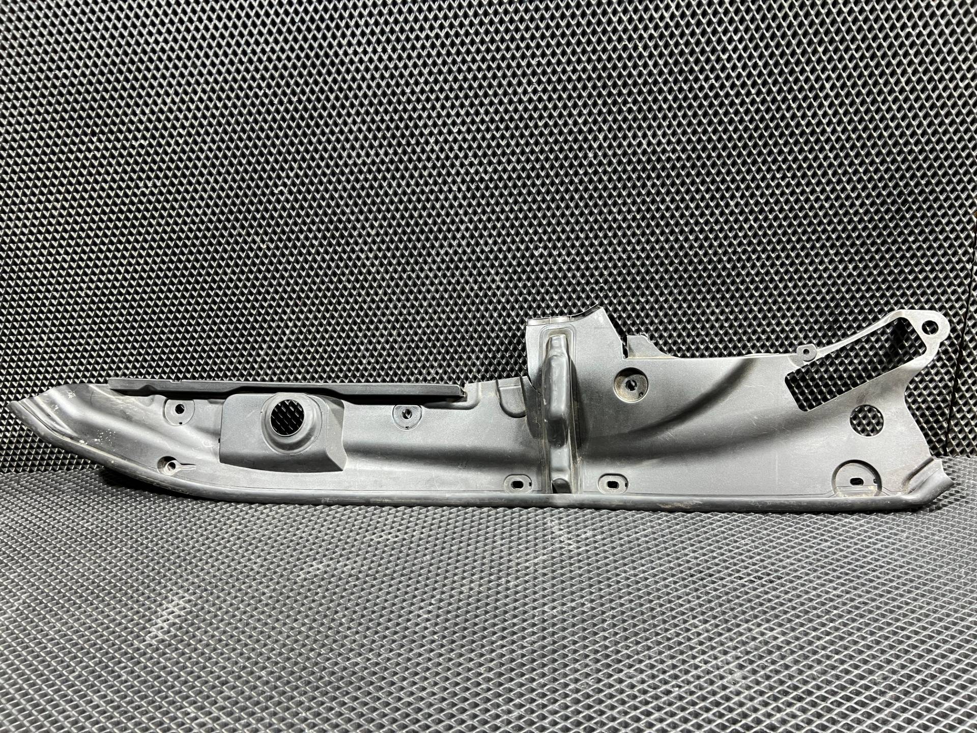Уплотнитель крыла BMW 7 G11/G12 2017 OEM 51767347400