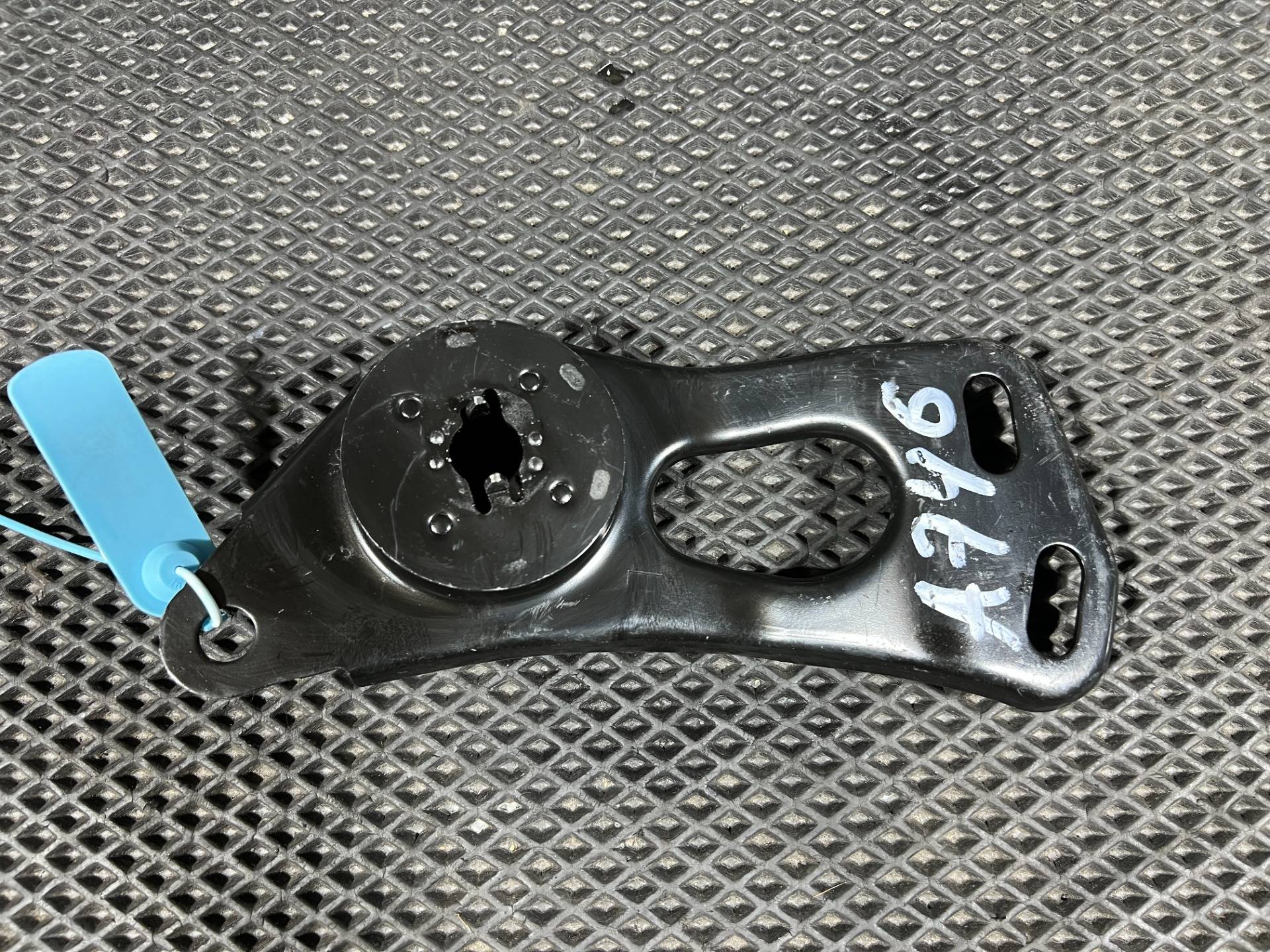 Кронштейн крепления балки подвески Kia K5 3 2021 OEM 62470L1500