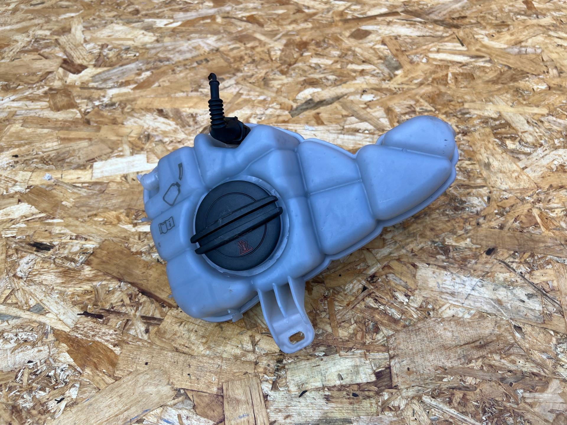 Бачок расширительный Audi A8 D4/4H 2013 OEM 4H0121403N