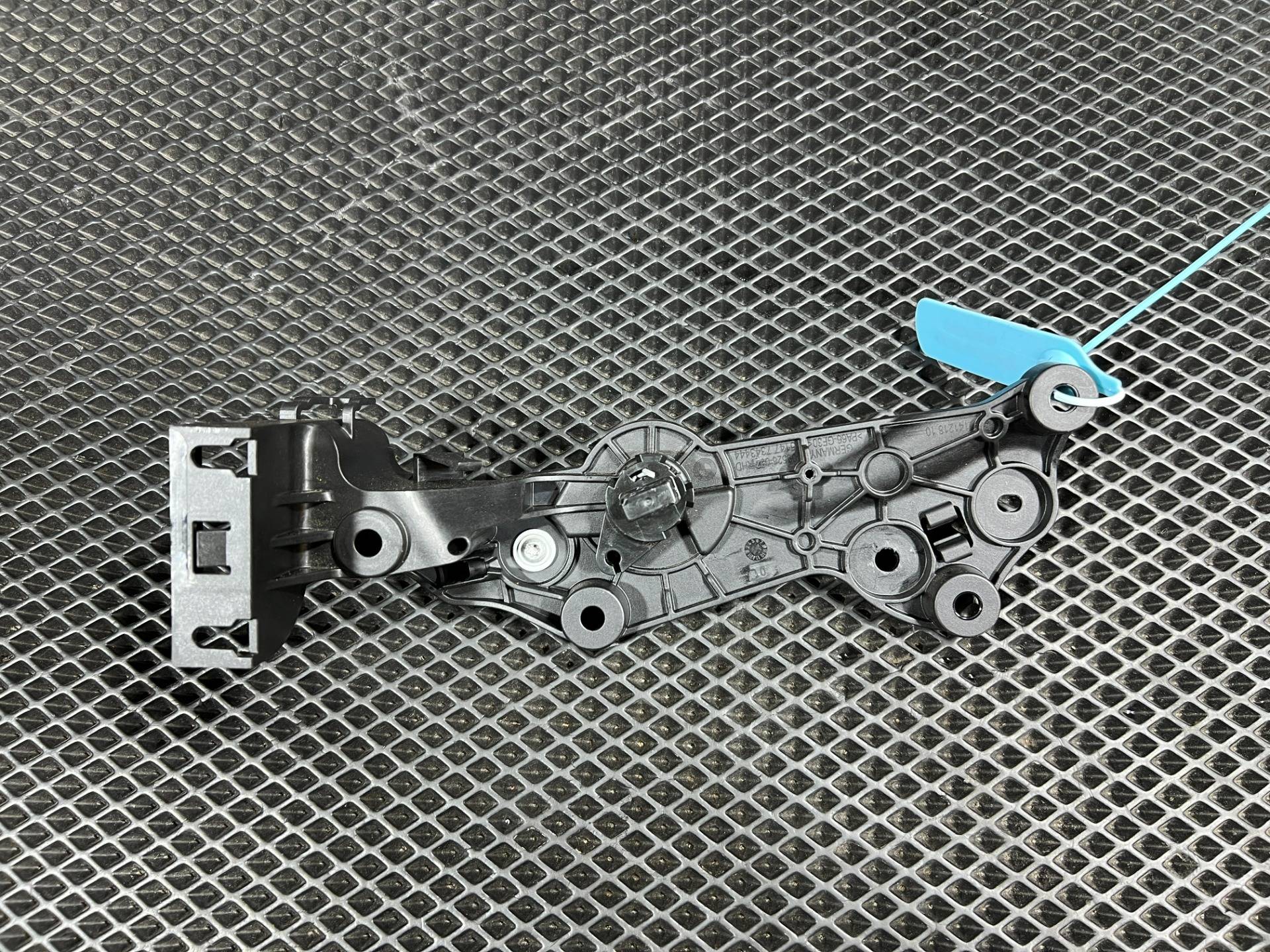 Кронштейн крепления замка капота BMW 5 G30/G31 2018 OEM 51477343444, 7343444