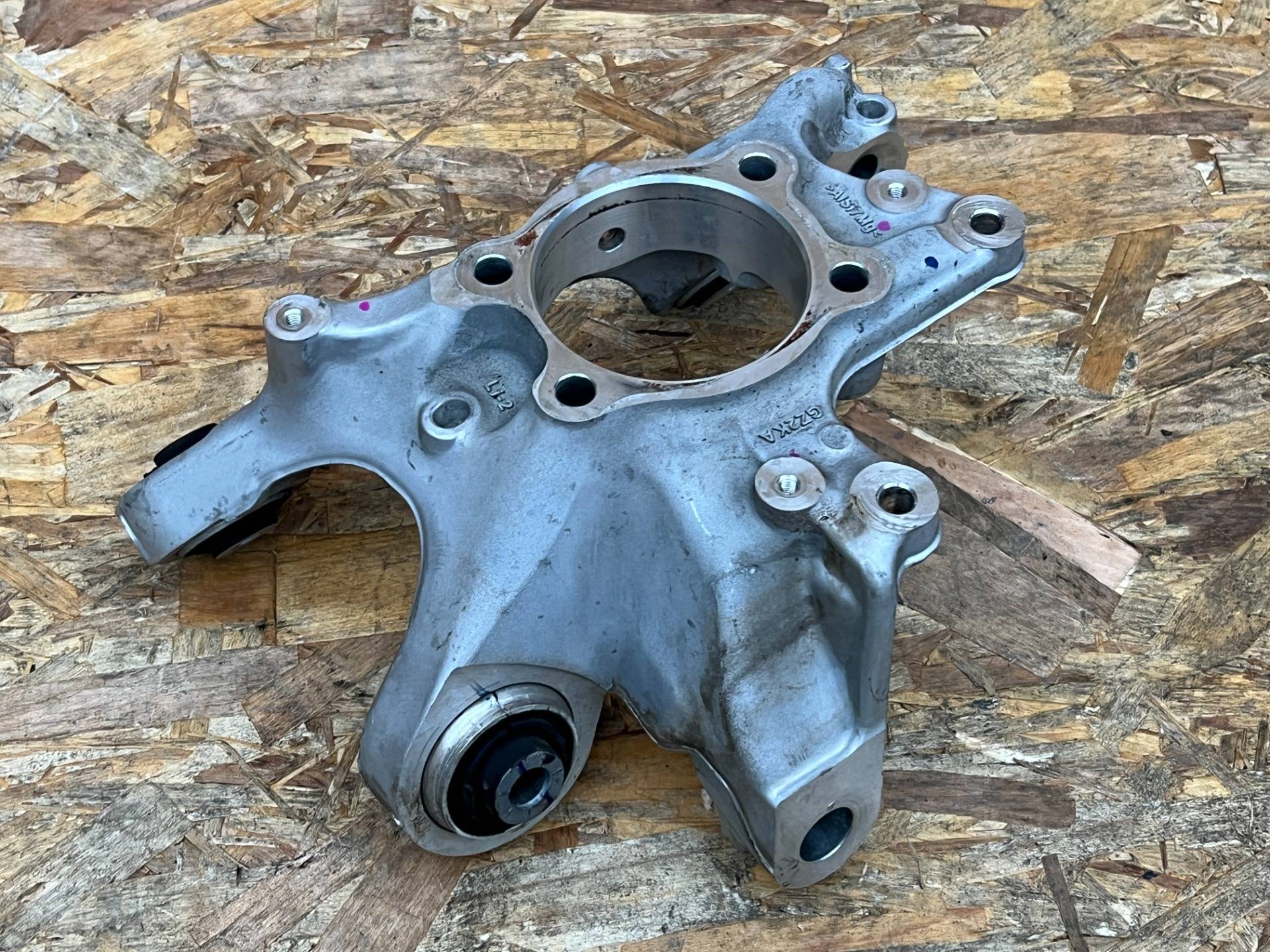 кулак задний левый Ford Mustang Mach-E 2023 OEM LK9C5A971EA, LK9C5B759ENA