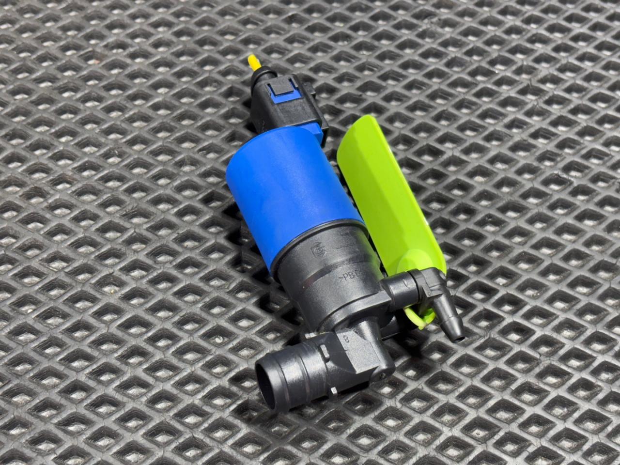 насос (моторчик) омывателя фар Jaguar XF X260 260 2017, 3.0 л., AJ 126, бензин, АКПП, седан, AV6113K082AA, T2H8382 - фото №1