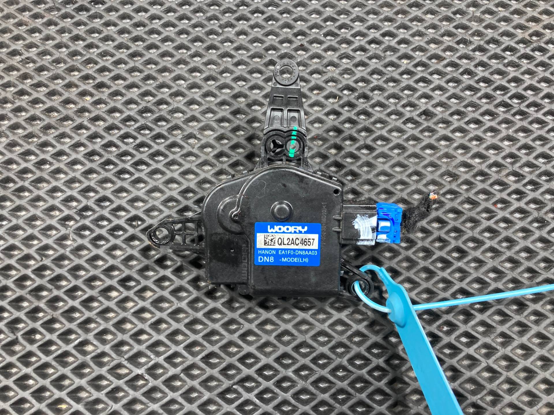 Моторчик заслонки печки Kia K5 3 2020 OEM EA1F0-DN8AA03
