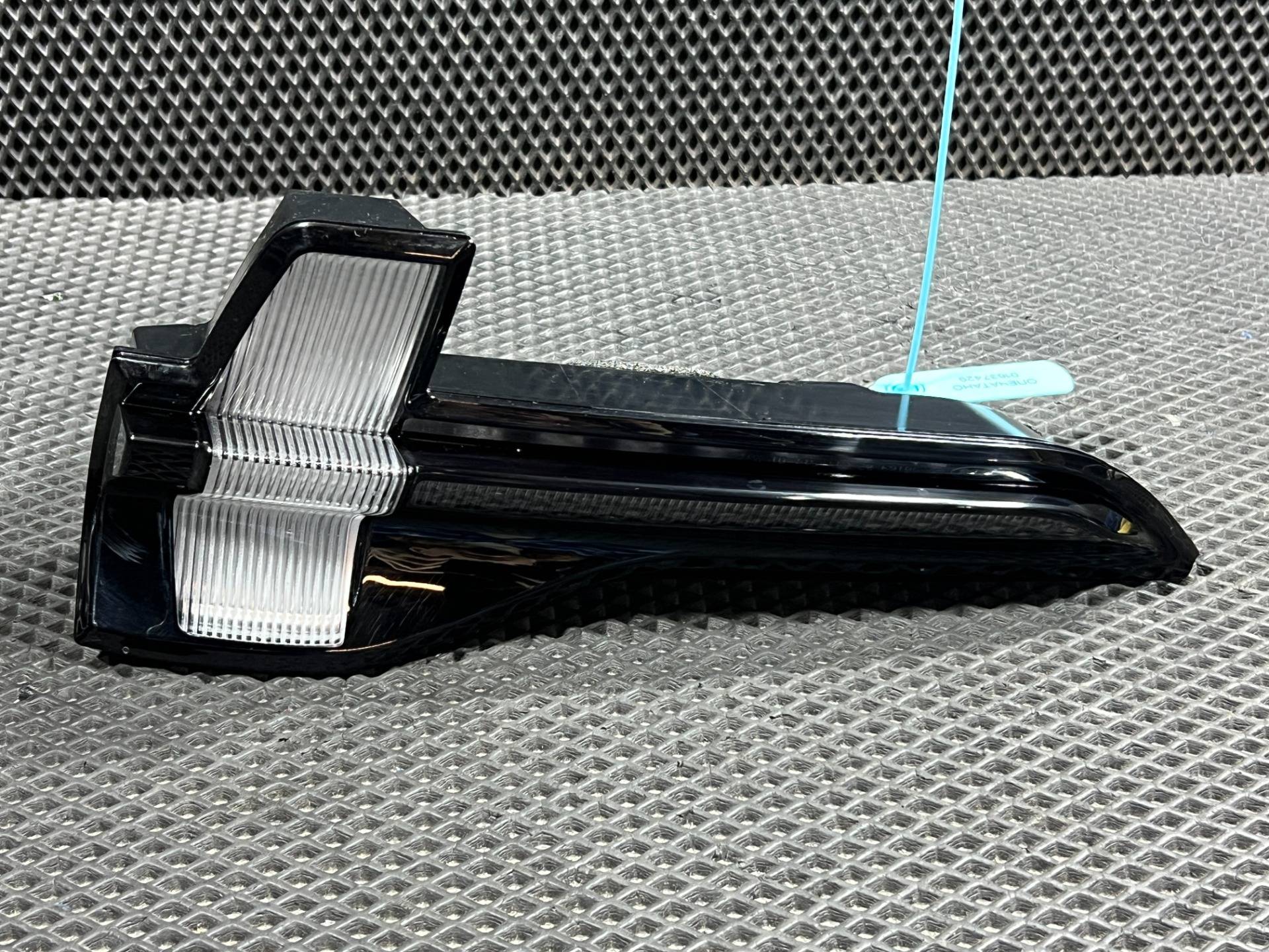 Фонарь крышки багажника правый Ford Mustang Mach-E 2023 OEM LJ8B13A602AE, LJ8B13A602A