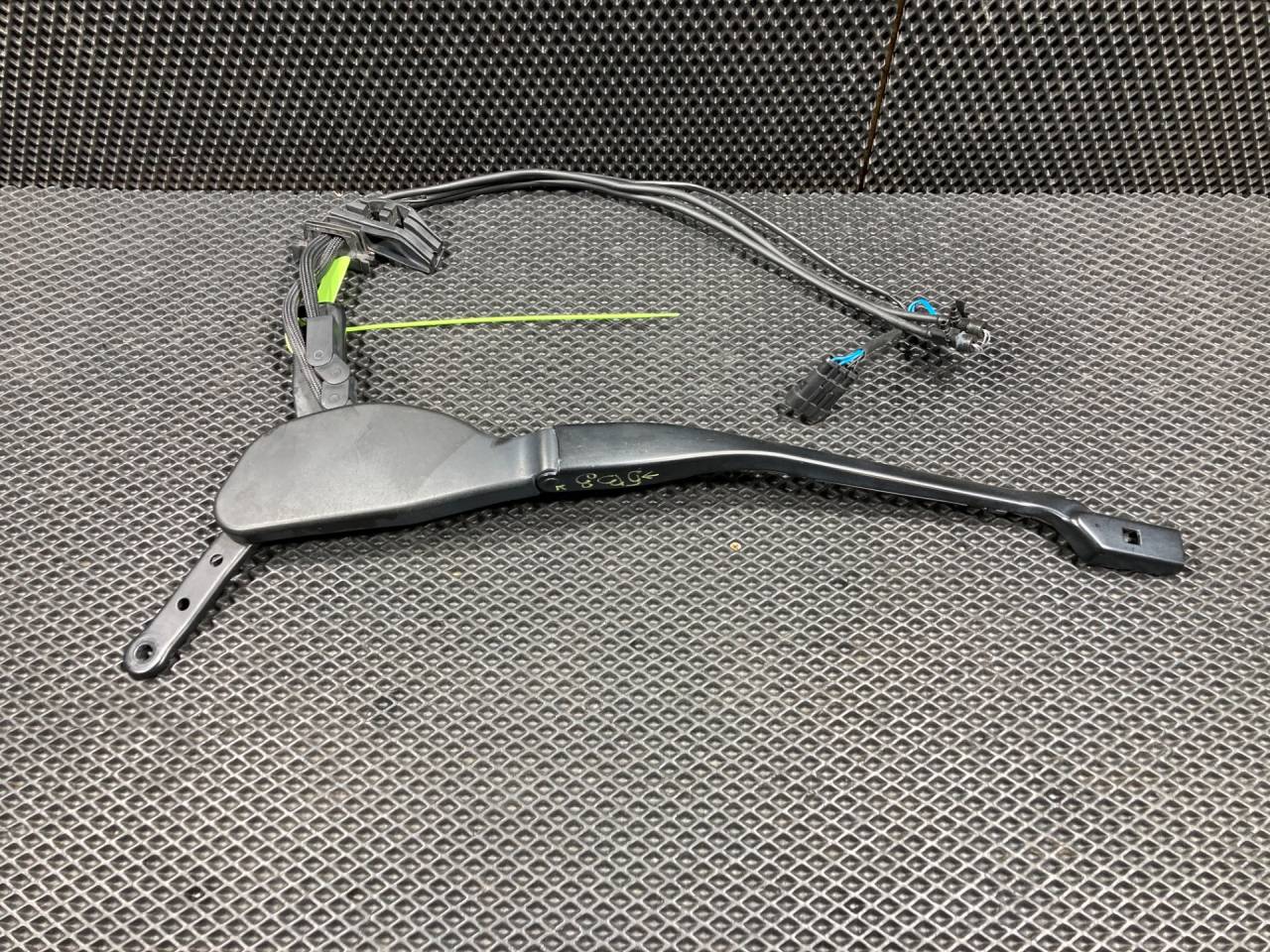 щеткодержатель (поводок стеклоочистителя, дворник) Mercedes-Benz SL-Класс R231 2012, 4.7 л., бензин, АКПП, кабриолет, A2318240449, W000030376 - фото №1