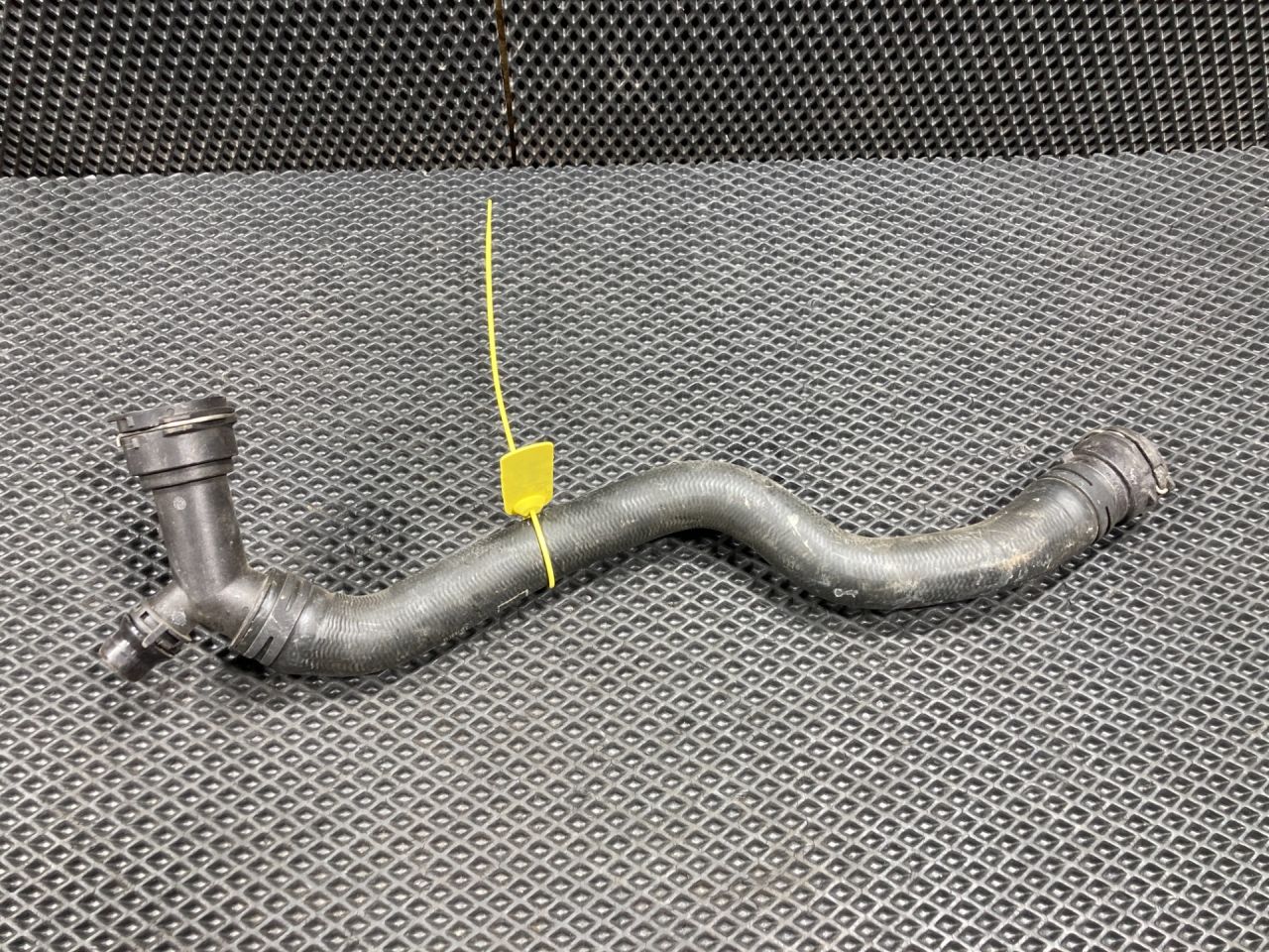 патрубок (трубопровод, шланг) Audi A4 B9 2015, 2.0 л., бензин, АКПП, седан, 8W0122101B - фото №1