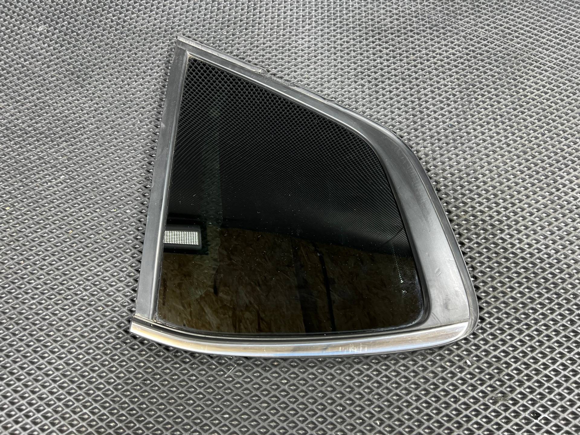 Стекло кузовное боковое левое Volkswagen Taos 1 поколение 2023 OEM 2GJ845041F